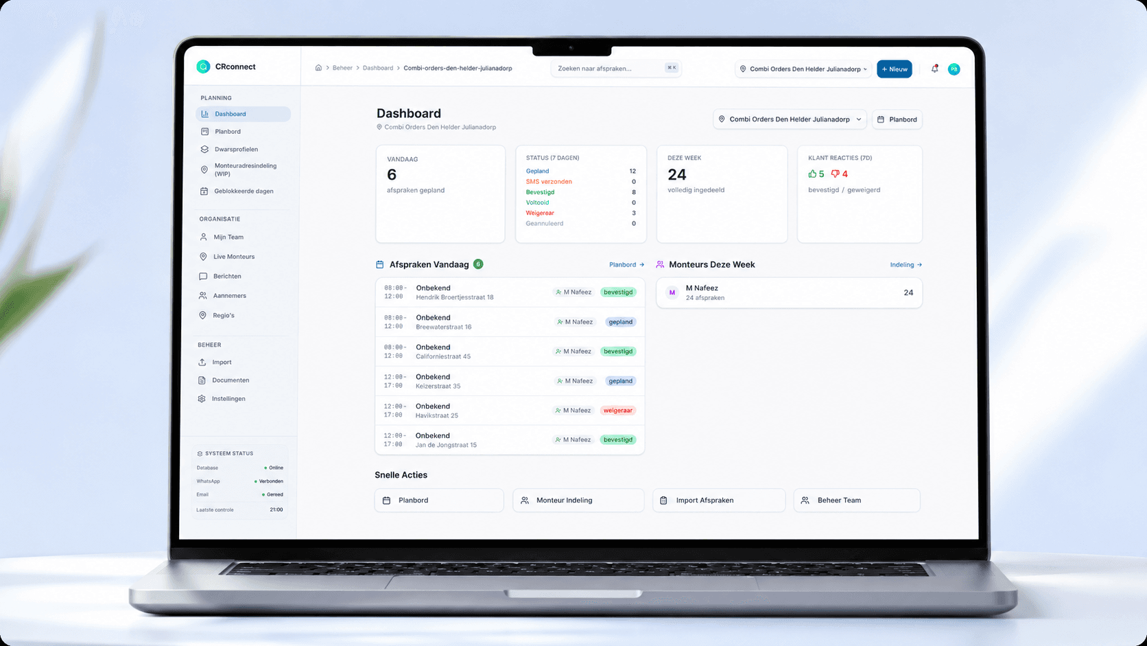Laptop met het CRconnect-dashboard waarop KPI-kaarten, afspraken van vandaag, monteurs per week en snelle acties zichtbaar zijn.