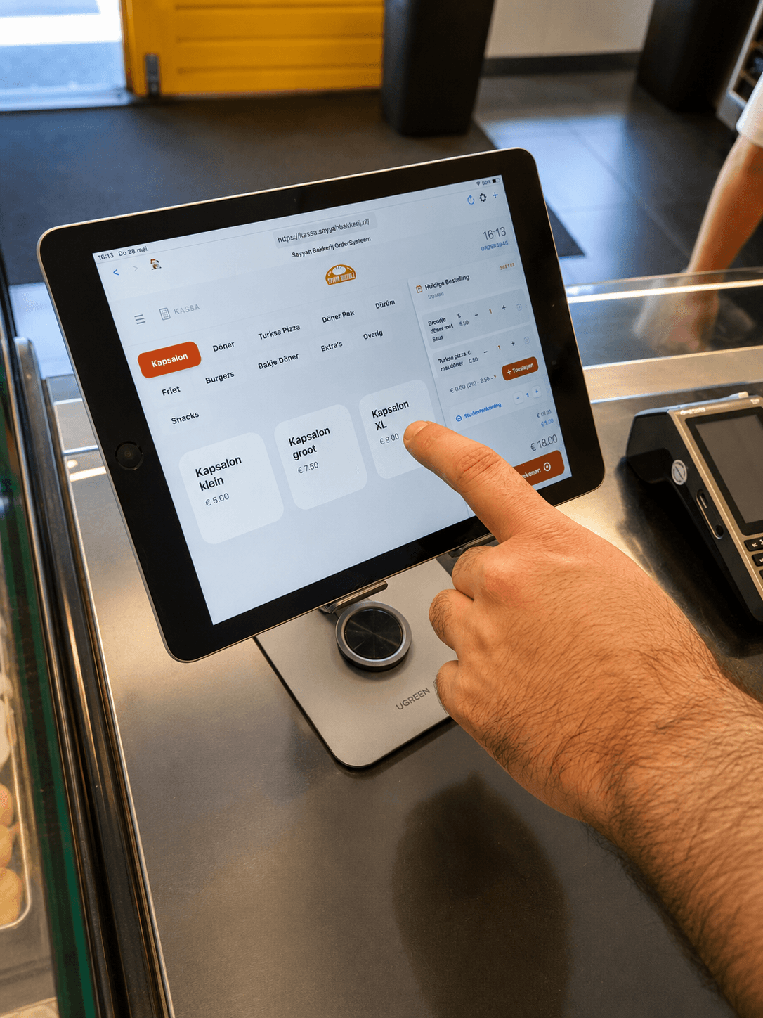Kassascherm van het Sayyah Bakkerij ordersysteem met producten en besteloverzicht.